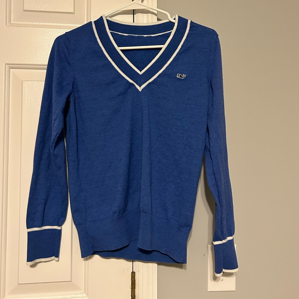 Vineyard Vines blue white trim vneck